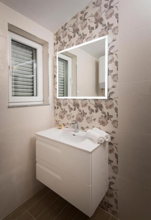 Villa J&J Apartments Residence With Swimming Pool Podstrana Luaran gambar