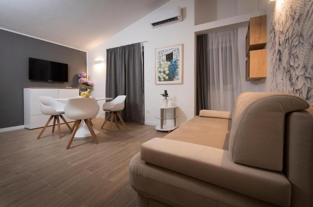 Villa J&J Apartments Residence With Swimming Pool Podstrana Luaran gambar