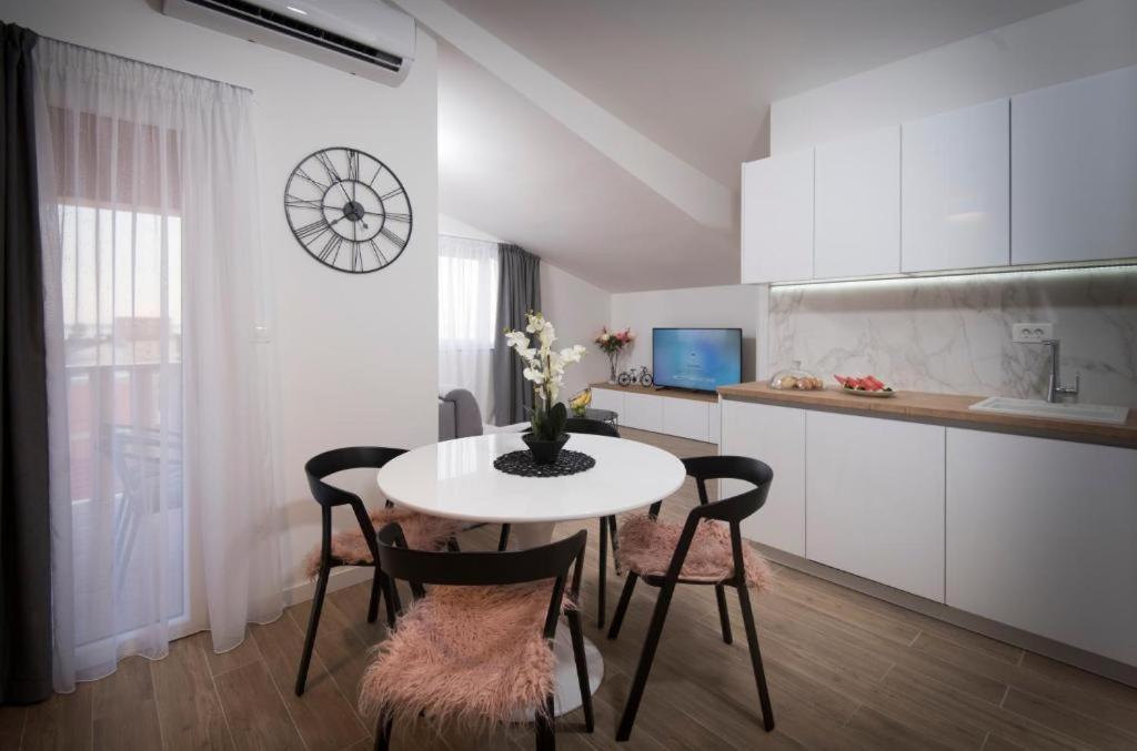 Villa J&J Apartments Residence With Swimming Pool Podstrana Luaran gambar