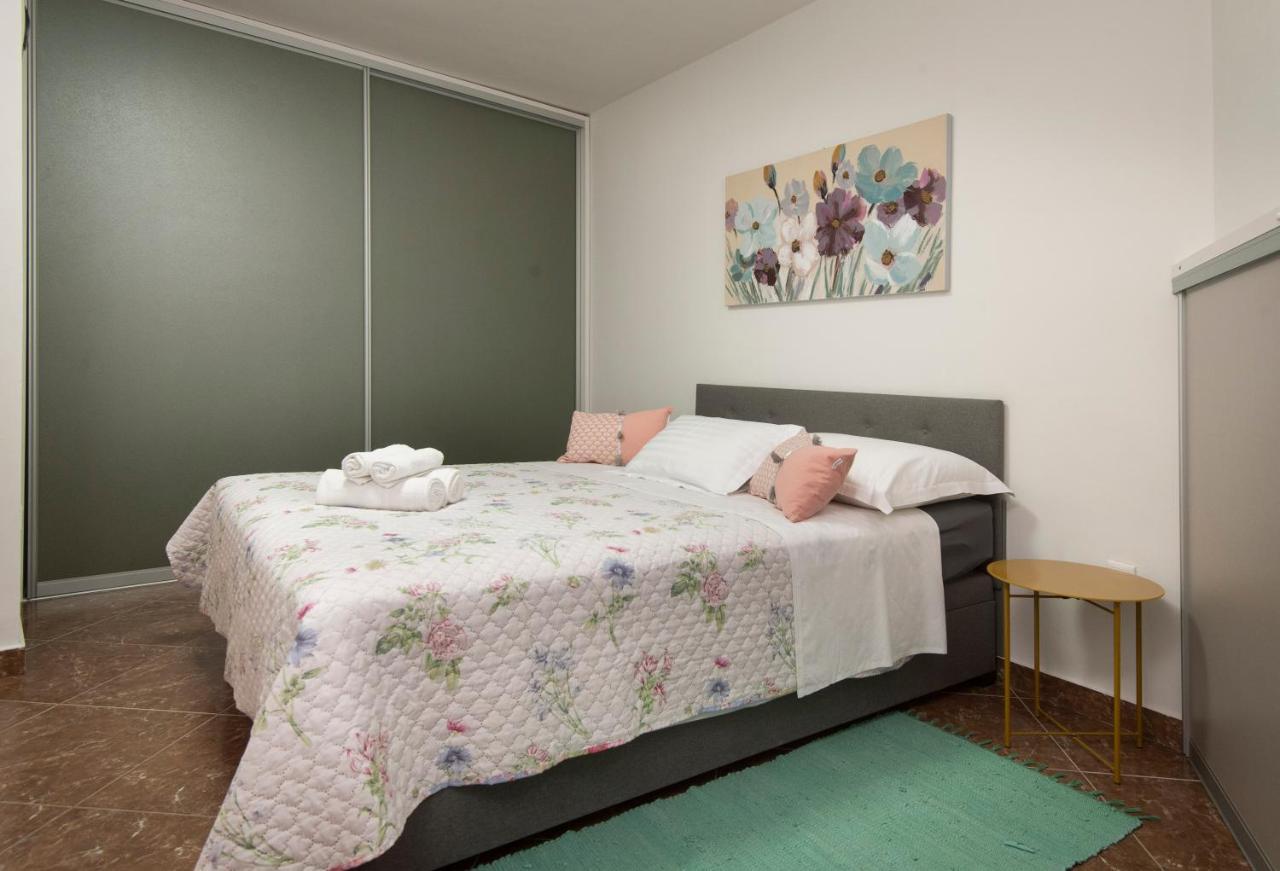Villa J&J Apartments Residence With Swimming Pool Podstrana Luaran gambar