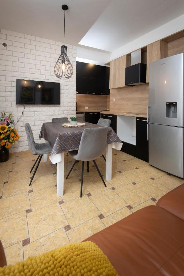 Villa J&J Apartments Residence With Swimming Pool Podstrana Luaran gambar