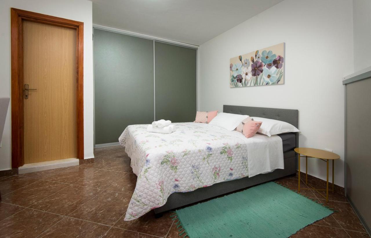 Villa J&J Apartments Residence With Swimming Pool Podstrana Luaran gambar