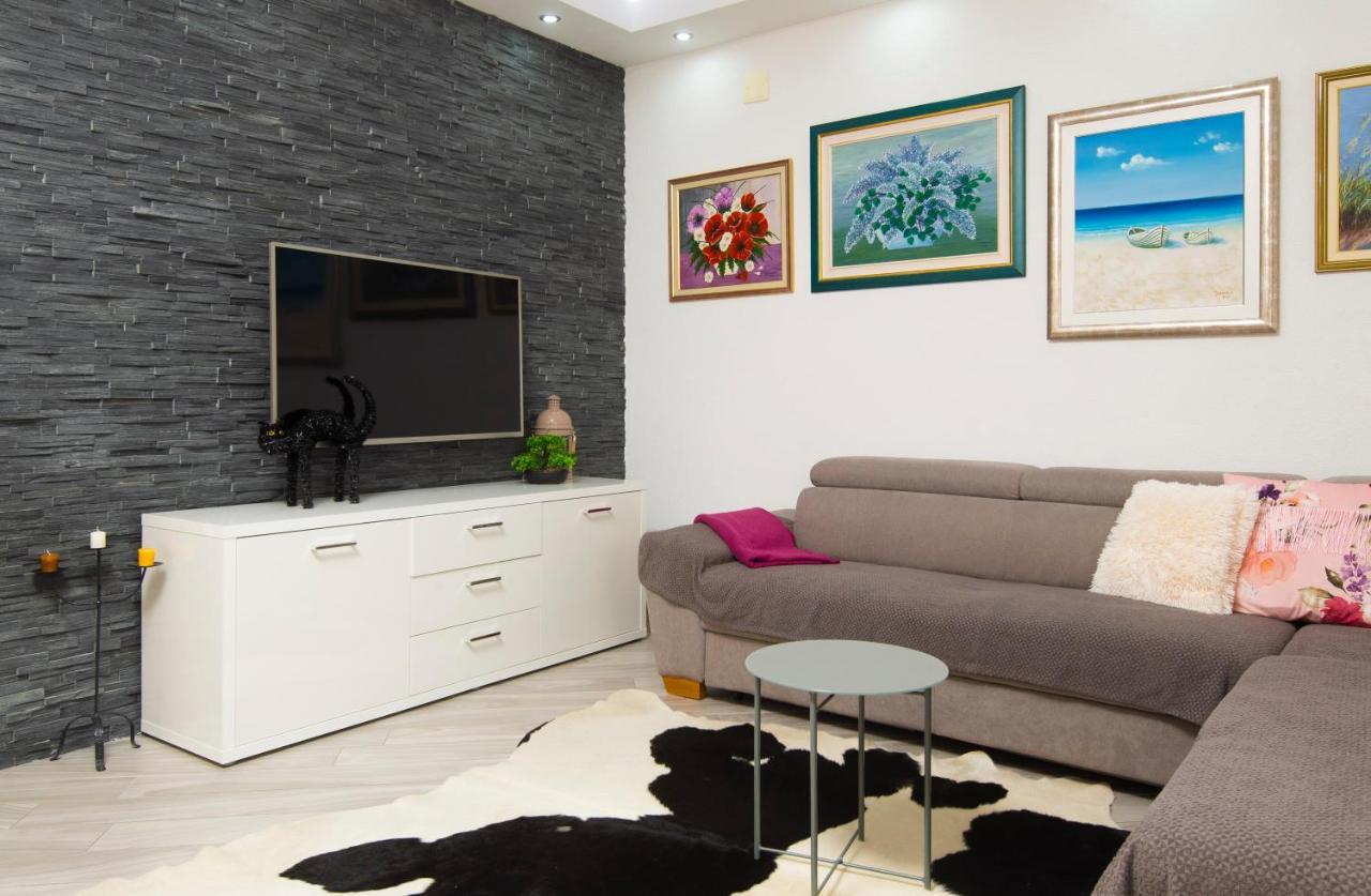 Villa J&J Apartments Residence With Swimming Pool Podstrana Luaran gambar